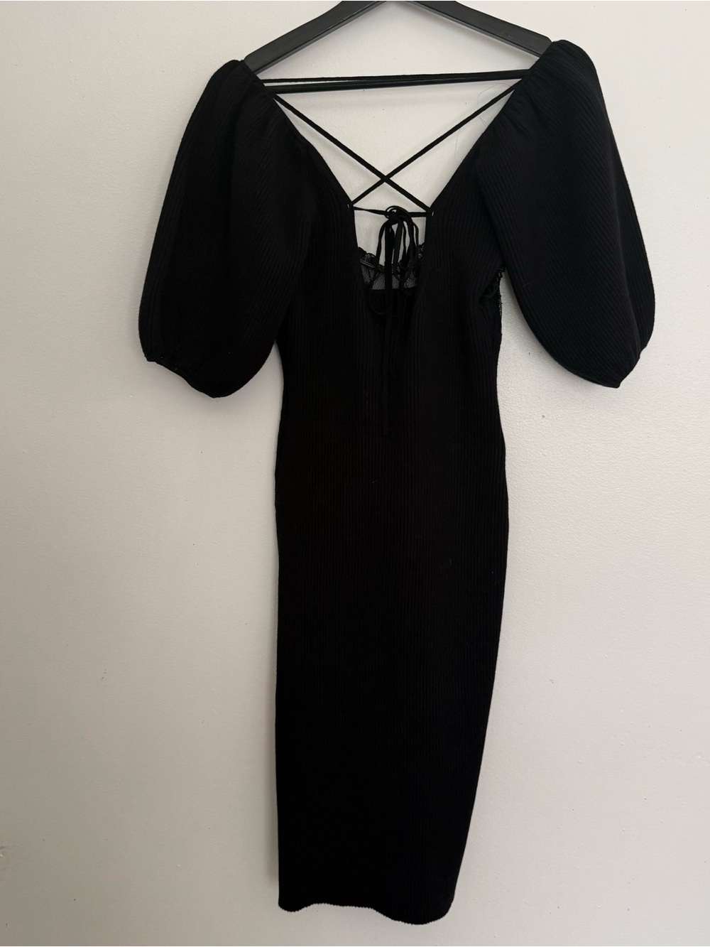 For Love & Lemons Black
Ribbed Lace Up Puff Sleeve Rose
Cutout Midi Dress